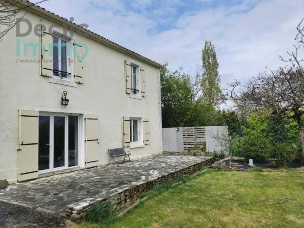 MAISON  CONTEMPORAINE  VOUILLE LES MARAIS