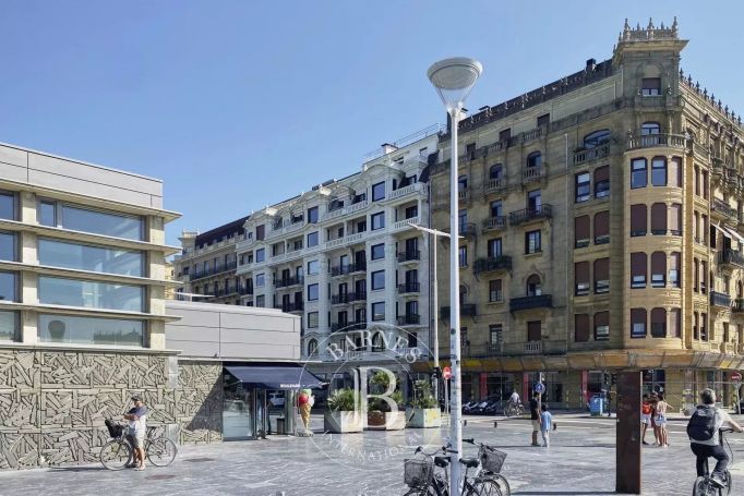 A vendre VASTE APPARTEMENT 122 M² A RENOVER SAN SEBASTIAN