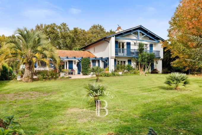 A vendre JOLIE MAISON 8 PIECES 250 M² ARCANGUES