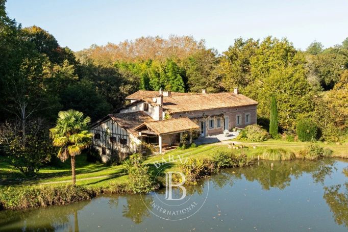 A vendre MAGNIFIQUE PROPRIETE 15 PIECES 846 M² SAINT MARTIN DE SEIGNANX