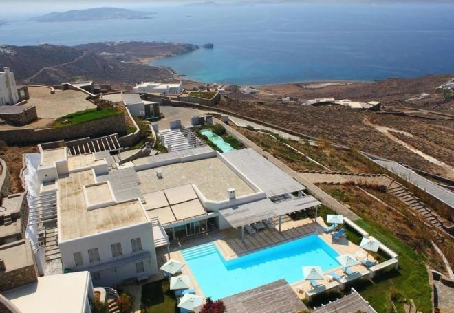 MAISON  1 500 M2 BORD DE MER THIRA