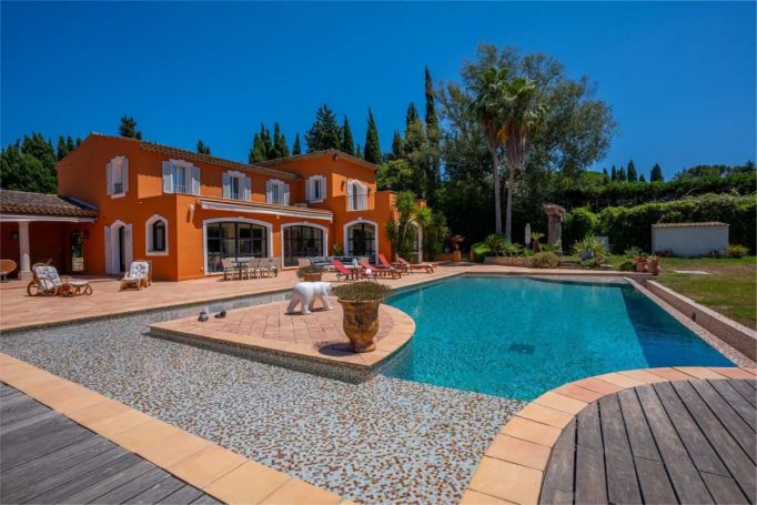 MAISON  10 PIECES 472 M2  MOUGINS