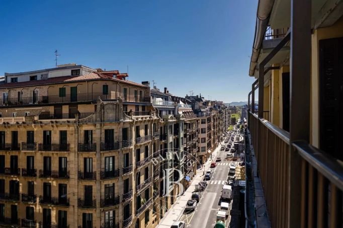 A vendre APPARTEMENT 92 M² RENOVE CENTRE VILLE SAN SEBASTIAN