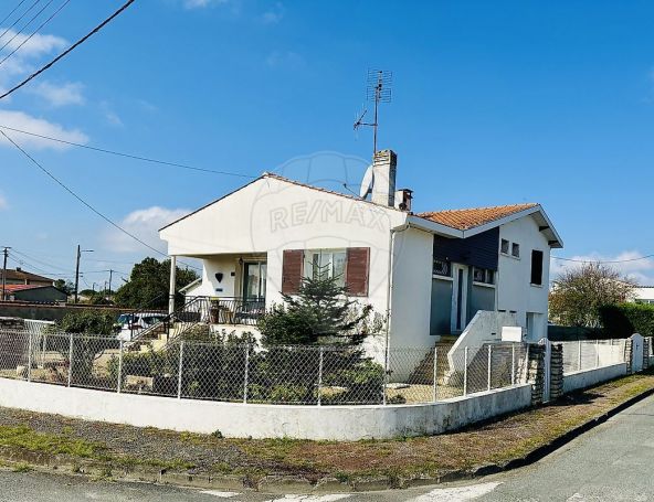 MAISON  D'ARCHITECTE BORD DE MER BOURCEFRANC LE CHAPUS