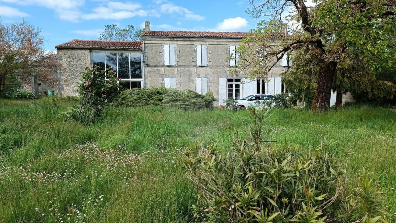 MAISON  DE MAîTRE  SAINT JEAN D ANGELY