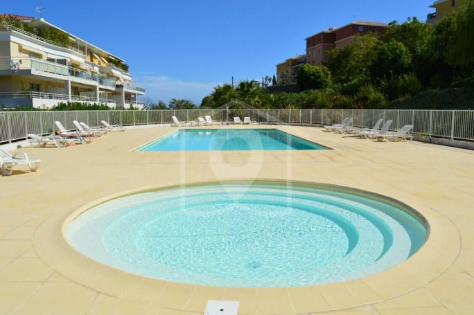 APPARTEMENT DE PRESTIGE T2 46 M2 TERRASSE BORD DE MER ANTIBES