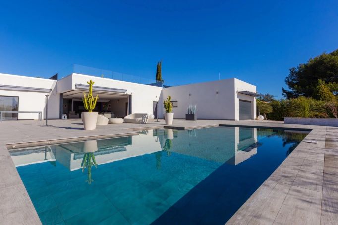 A vendre VILLA CONTEMPORAINE 10 PIECES 250 M² PLAIN PIED VUE MER ANTIBES