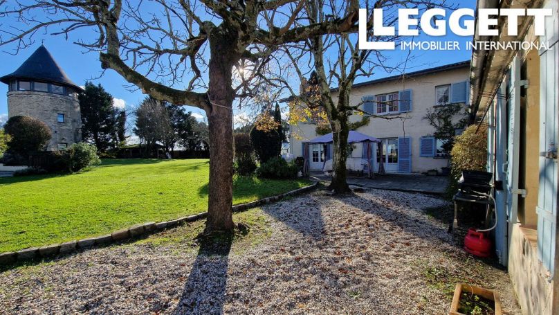 A vendre Moulin, cottage et grande maison aux volets bleus dans les vignes 33460 Margaux Cantenac