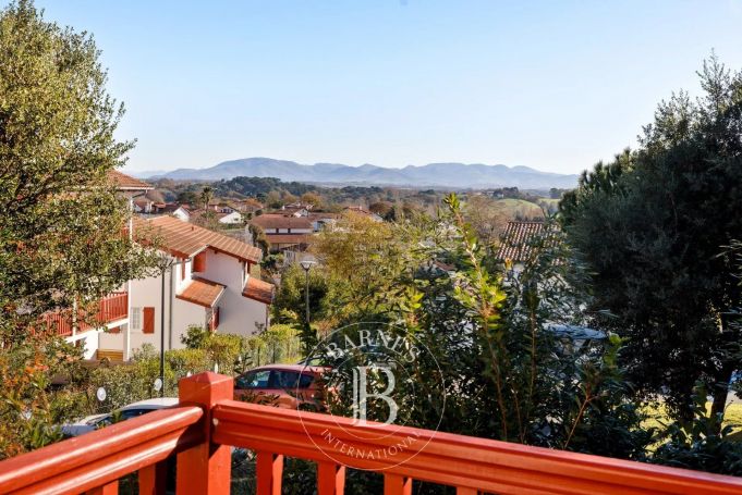 A vendre BEL APPARTEMENT 106 M² DERNIER ETAGE VUE MONTAGNES BIDART