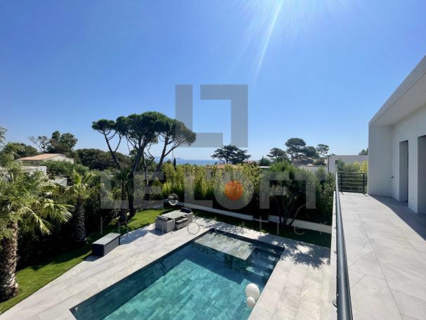 A vendre VILLA D'EXCEPTION 5 PIECES 276 M² VUE MER ET TOUT A PIEDS FREJUS