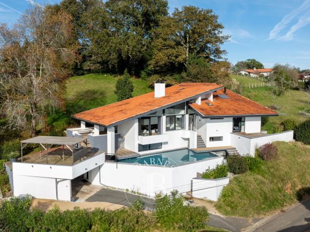 A vendre  MAGNIFIQUE MAISON 5 PIECES 280 M² VILLEFRANQUE