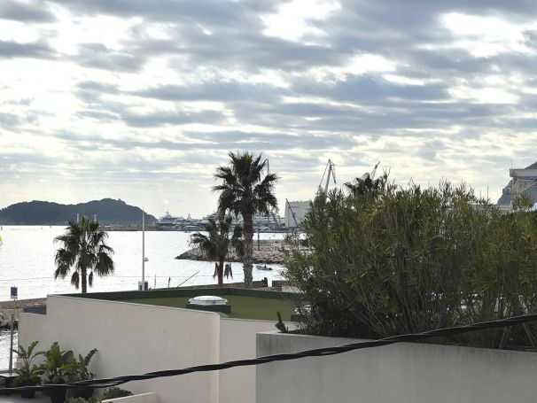 APPARTEMENT DE PRESTIGE T4 89 M2 TERRASSE PIEDS DANS L'EAU LA CIOTAT