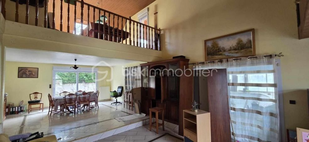 A vendre maison familiale 8 PIECES sur sous-sol complet 240 M² Saint Fuscien