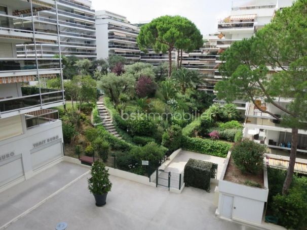 APPARTEMENT T2 43 M2 TERRASSE BORD DE MER ANTIBES