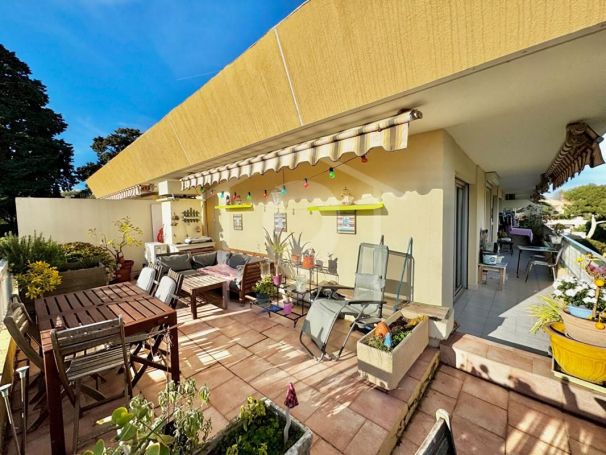 APPARTEMENT T3 62 M2 TERRASSE BORD DE MER ANTIBES