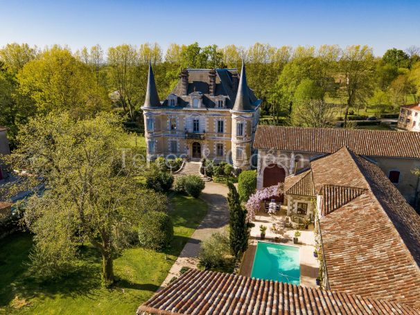 APPARTEMENT  900 M2 TERRASSE  PEYREHORADE centre village