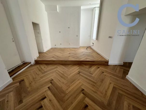 A louer APPARTEMENT T3 75 M2 NIMES