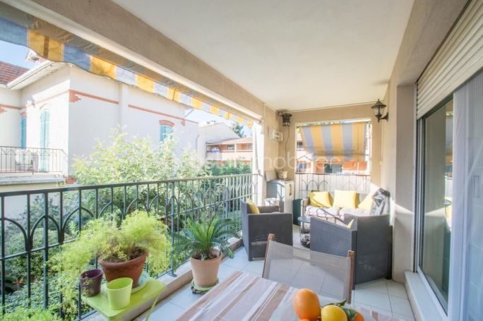 APPARTEMENT T3 65 M2 TERRASSE BORD DE MER HYERES