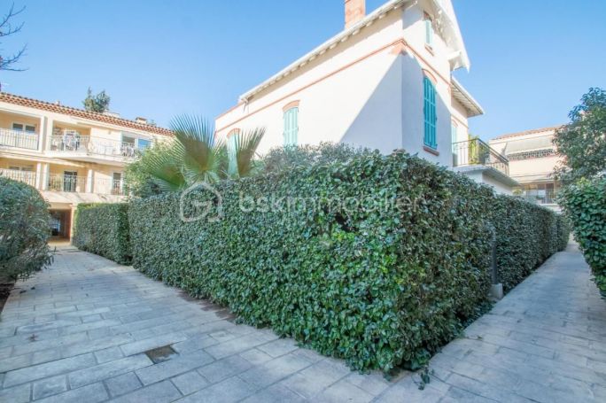 APPARTEMENT T3 65 M2 TERRASSE BORD DE MER HYERES