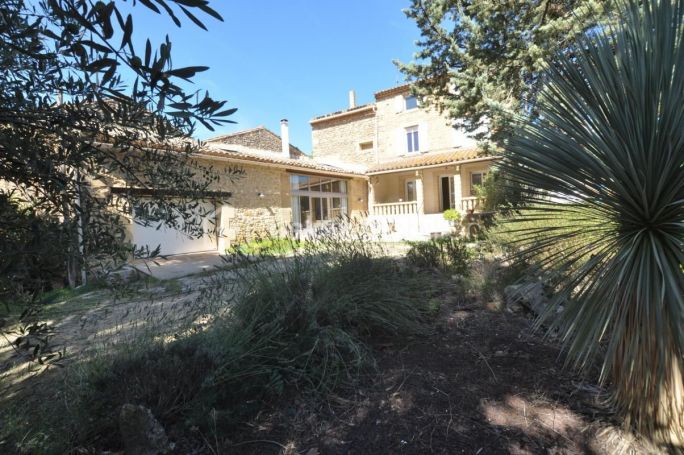 MAISON  DE MAîTRE  VERS PONT DU GARD