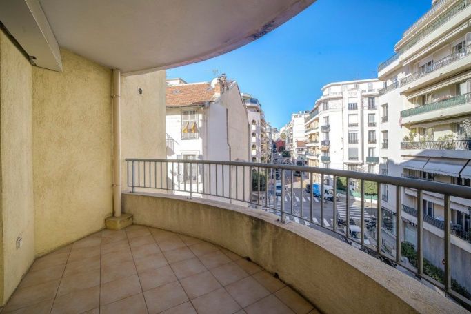 APPARTEMENT T3 50 M2 TERRASSE BORD DE MER NICE