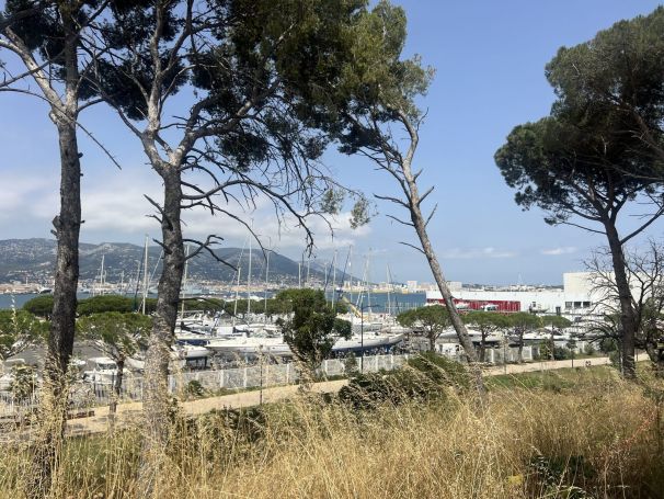 MAISON  CONTEMPORAINE PIEDS DANS L'EAU LA SEYNE SUR MER