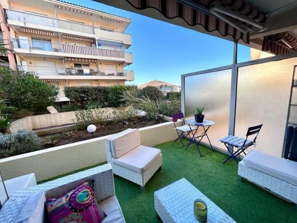 STUDIO  20 M2 TERRASSE BORD DE MER FREJUS