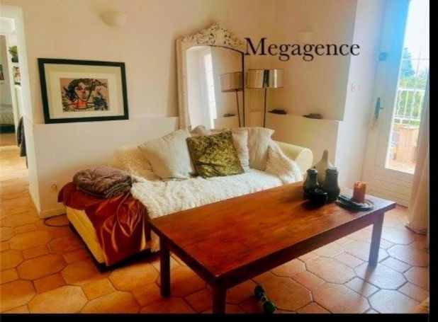 APPARTEMENT T3 50 M2 TERRASSE PLAGE à PIED HYERES