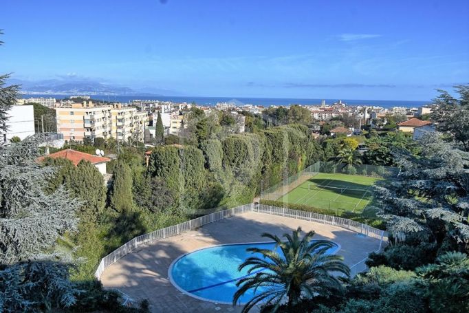 APPARTEMENT DUPLEX DE PRESTIGE T3 92 M2 TERRASSE BORD DE MER ANTIBES