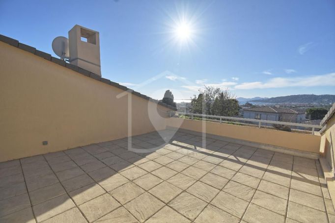 APPARTEMENT DUPLEX DE PRESTIGE T3 92 M2 TERRASSE BORD DE MER ANTIBES