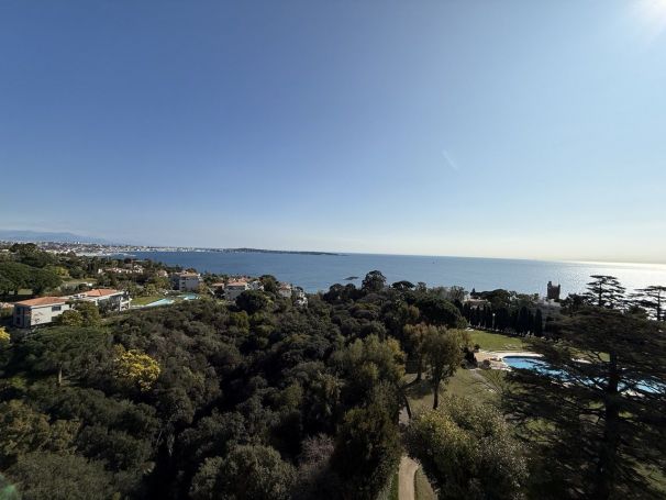 A louer  magnifique appartement EN LOCATION DE VACANCES 4 PIECES VUE MER Cannes