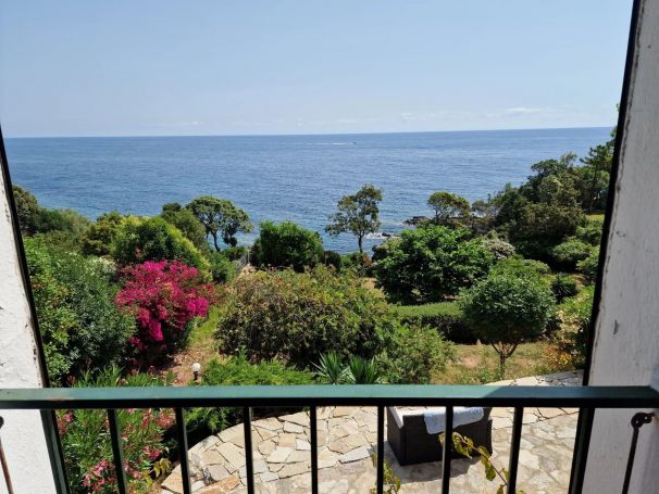 A vendre Belle villa 6 PIECES pieds dans l eau VUE MER.SOLENZARA