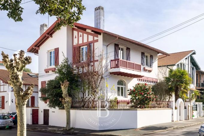 A vendre CHARMANTE MAISON  6 PIECES 150 M² PROCHE CENTRE VILLE BIARRITZ