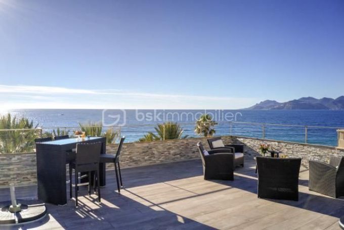 PENTHOUSE  128 M2 TERRASSE PIEDS DANS L'EAU CANNES