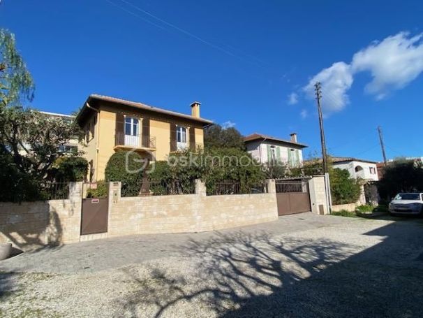 MAISON  CONTEMPORAINE BORD DE MER JUAN LES PINS