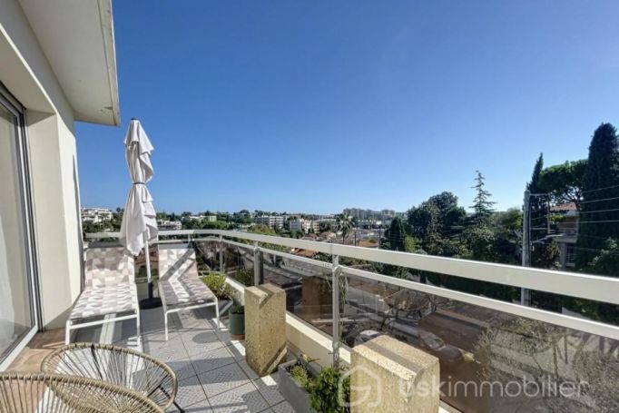 APPARTEMENT T3 81 M2 TERRASSE BORD DE MER ANTIBES