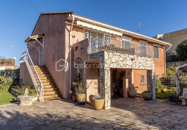 MAISON  7 PIECES 184 M2 BORD DE MER LA LONDE LES MAURES