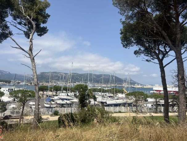 MAISON  CONTEMPORAINE PIEDS DANS L'EAU LA SEYNE SUR MER