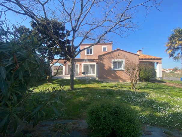 A vendre MAISON 6 PIECES 217 M2 BORD DE MER LONGEVILLE SUR MER