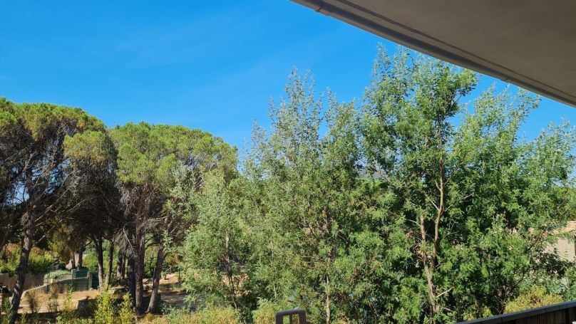 A vendre appartement est en rez de villa uniquement 4 propriétaires et 2 garages à se partager pour rangement 83120 Sainte Maxime