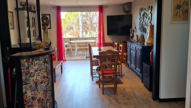 A vendre appartement est en rez de villa uniquement 4 propriétaires et 2 garages à se partager pour rangement 83120 Sainte Maxime