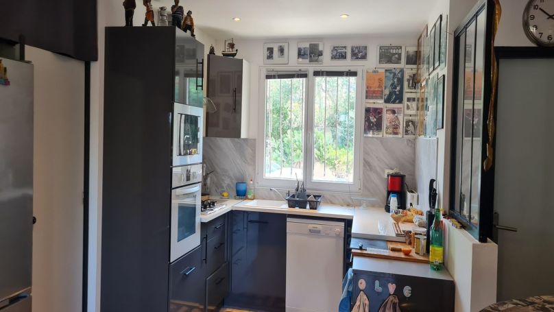 A vendre appartement est en rez de villa uniquement 4 propriétaires et 2 garages à se partager pour rangement 83120 Sainte Maxime
