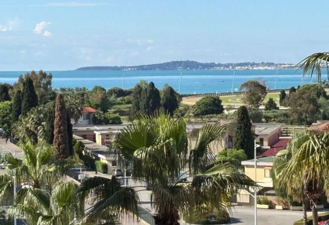 A louer APPARTEMENT DE PRESTIGE T3 80 M2 TERRASSE BORD DE MER CAGNES SUR MER