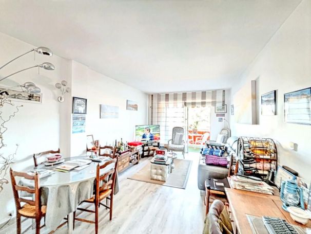 A louer APPARTEMENT DE PRESTIGE T3 80 M2 TERRASSE BORD DE MER CAGNES SUR MER