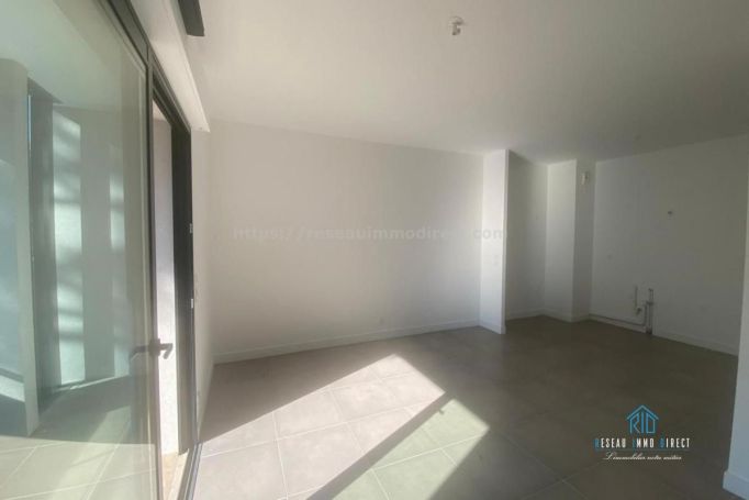 A louer APPARTEMENT DE PRESTIGE NEUF T2 61 M2 TERRASSE BORD DE MER SAINT RAPHAEL