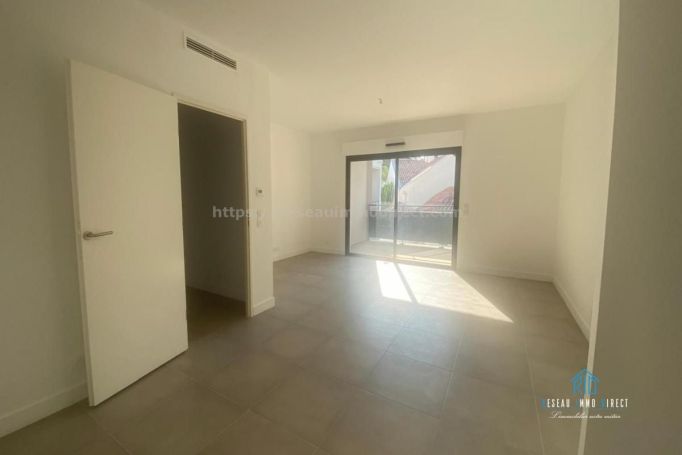 A louer APPARTEMENT DE PRESTIGE NEUF T2 61 M2 TERRASSE BORD DE MER SAINT RAPHAEL