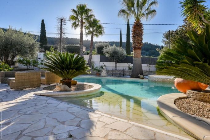 A louer MAISON DE MAîTRE CEYRESTE