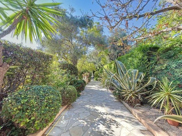 A louer MAISON 7 PIECES 232 M2 BORD DE MER MOUGINS