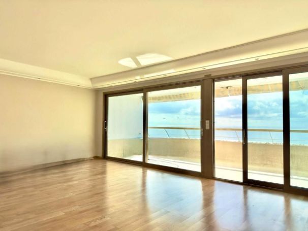 A louer APPARTEMENT T4 110 M2 TERRASSE PIEDS DANS L'EAU VILLENEUVE LOUBET