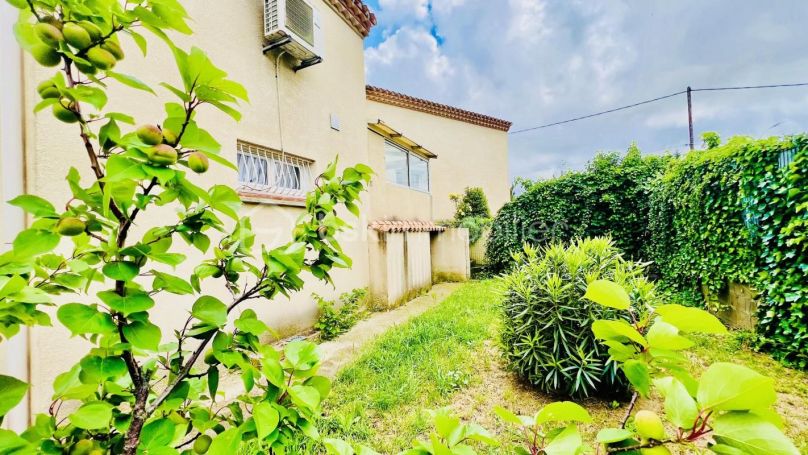 A louer MAISON D'ARCHITECTE BORD DE MER NEVIAN